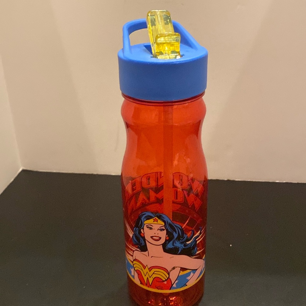 Wonder Woman plastic reusable sip top water bottle with carry handle 25oz